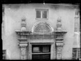 Frontispice de la porte du lycée Lalande, ancien collège des Jésuites de Bourg-en-Bresse, portant la locution latine "Religioni et bonis artibus" (Selon la religion et les bons principes)