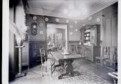 Décor de salle à manger rustique : buffet-vaisselier, table Renaissance à tirette, grilles d'intérieur en ferronnerie